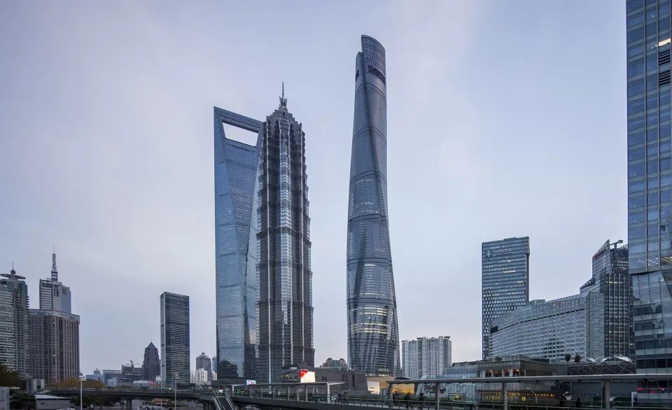  费德勒出席元老赛开幕式，传奇归来引全场起立致敬  