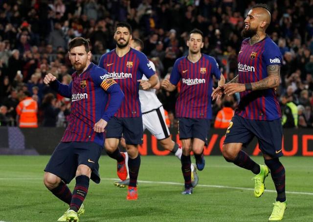  梅西帽子戏法助巴黎逆转取胜，领跑积分榜  