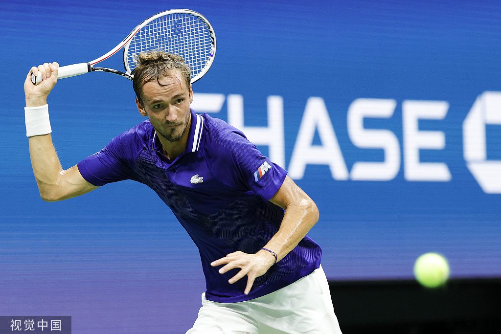  梅德韦杰夫直落三盘卫冕成功