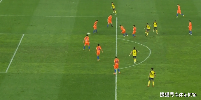  中场核心远射世界波，助球队登顶榜首